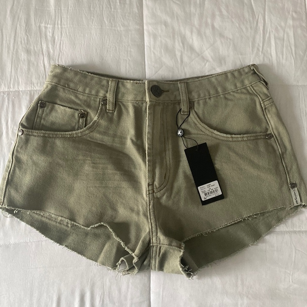 One Teaspoon khaki the one short
Size 29 army green
Tags on never worn